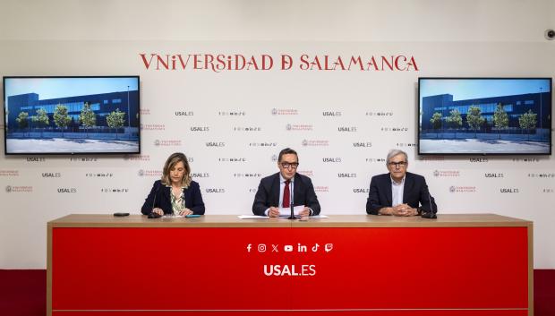 El rector de la Universidad de Salamanca, Juan Manuel Corchado Rodríguez, presenta el nuevo Grado en Veterinaria que se incorpora al catálogo de titulaciones para el curso 2026-2027