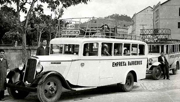 Los segundos y tercer autobuses recién pintados