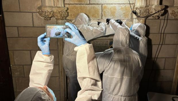 El equipo investigador, interviniendo la tumba de Constança de Cardona