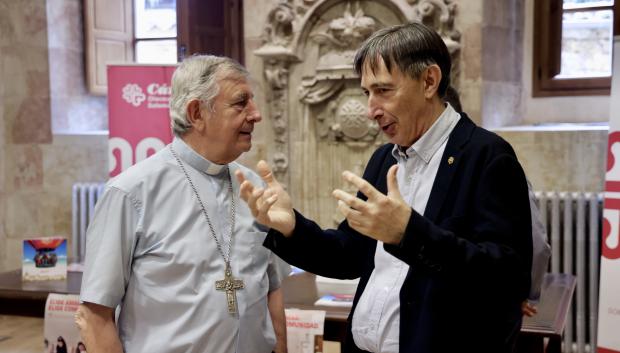 El obispo de Salamanca y Ciudad Rodrigo, José Luis Retana, junto al director de Cáritas Salamanca, José Manuel Lázaro