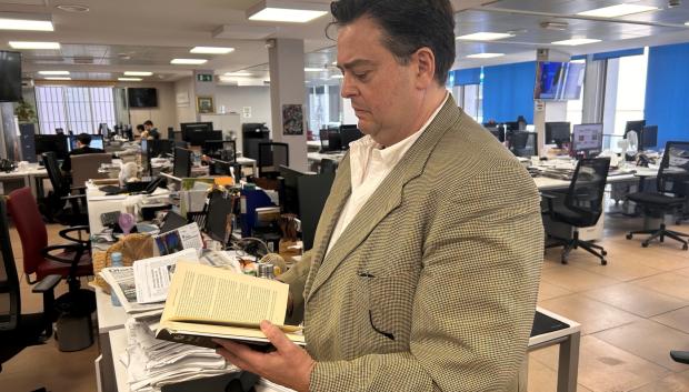 Jorge Muñoz, con su libro sobre el crimen de Marta del Castillo entre las manos