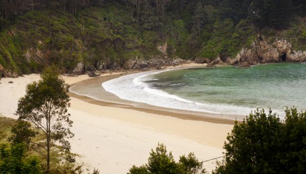 Su forma de concha protege a este playa del oleaje más fuerte