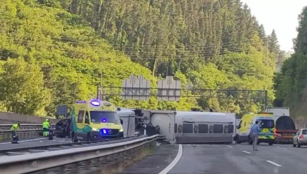 El camión cisterna con matrícula francesa podría haber hecho la tijera por el peso