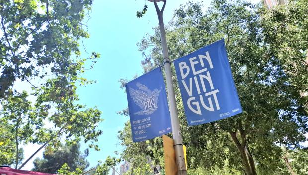 Cartel en Barcelona para dar la bienvenida al Papa León XIV
