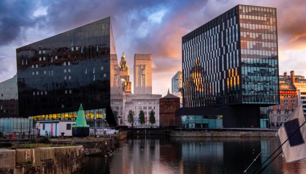 Arquitectura moderna en el paseo marítimo de Liverpool (Reino Unido)