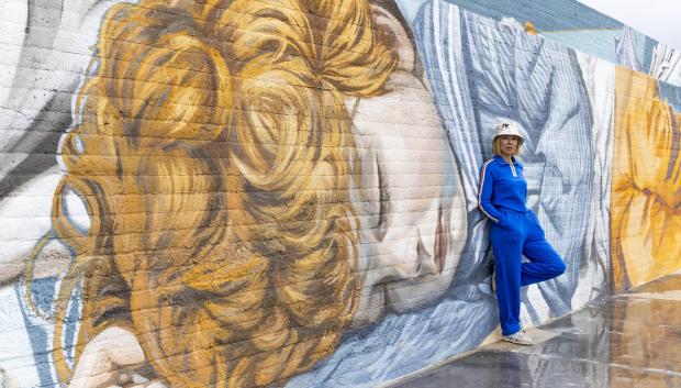 Lula Goce, con su mural