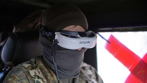 Un militar opera un dron ayudado por unas gafas de realidad virtual que facilitan el manejo