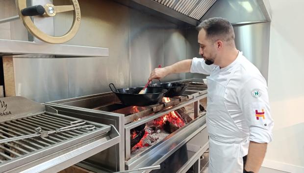 Un perol cordobés en la cocina de la Escuela Superior de Hostelería de Córdoba