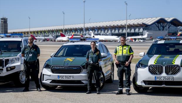 Agentes de la Guardia Civil durante la visita al dispositivo de seguridad para la llegada del Papa, en el Aeropuerto Adolfo Suárez Madrid-Barajas