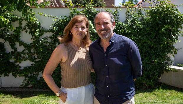 Pilar Mur y Javier Bello en su casa de Alcalá de Henares (Madrid)