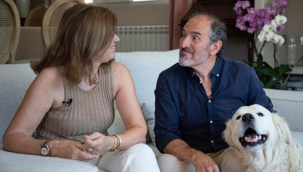 Pilar Mur y Javier Bello en su casa de Alcalá de Henares (Madrid)