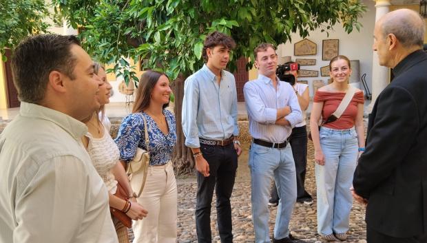 Los jóvenes con el obispo en el patio del Obispado