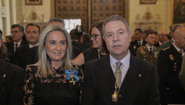 La ministra de Educación, Formación Profesional y Deportes, Milagros Tolón, junto al presidente de Castilla-La Mancha, Emiliano García-Page, durante la celebración del Corpus Christi de Toledo