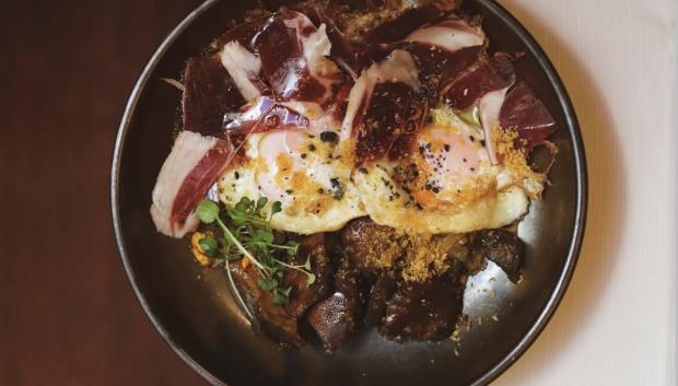 Huevos rotos con jamón
