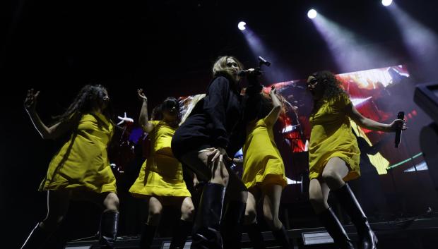 La cantante y compositora Rigoberta Bandini durante el concierto que ofrece este jueves en Madrid, dentro de la programación de las Noches del Botánico