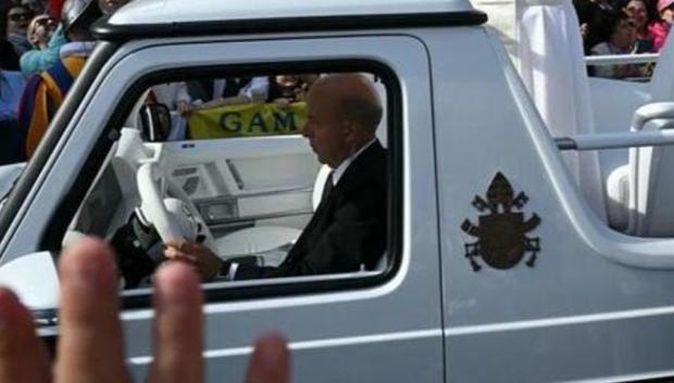 En el Vaticano siempre es un miembro de su círculo de seguridad
