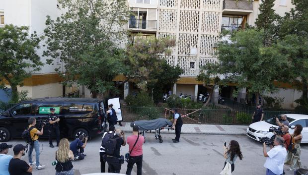 La mujer de 51 años hallada muerta por arma de fuego este viernes en una vivienda de Málaga fue asesinada presuntamente por su pareja en un caso de violencia machista