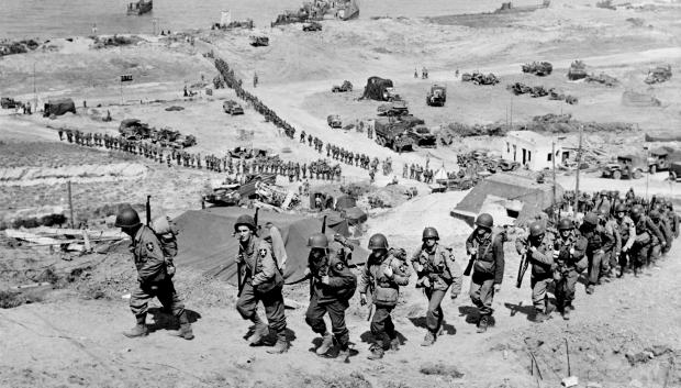 El despliegue en Omaha Beach: tropas y equipo de la 2.ª División de Infantería de EE. UU. avanzando tierra adentro hacia Saint-Laurent-sur-Mer el día D+1, 7 de junio de 1944