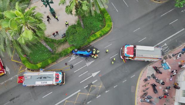 Imagen de la actuación de los bomberos durante el rescate de la conductora atrapada