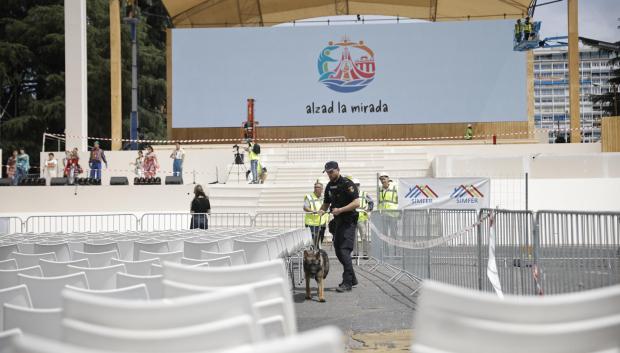 Miembros de la Policía Nacional que formarán parte del dispositivo de seguridad con motivo de la visita del Papa León XIV vigilan los asientos habilitados para la visita tras la rueda de prensa celebrada en la plaza de Lima en Madrid este viernes durante la presentación de dicho dispositivo
