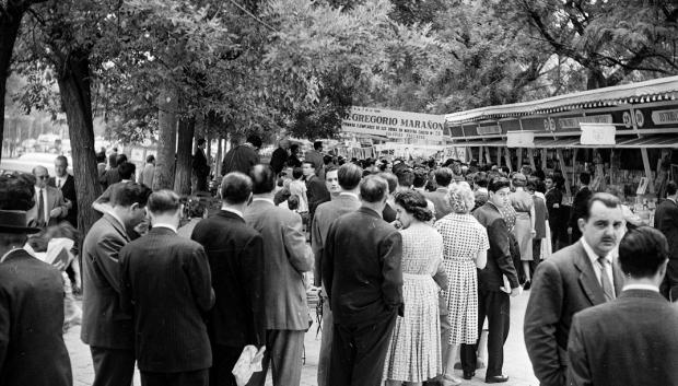 Firma de libros del conocido médico Gregorio Marañón en la Feria del Libro de 1959 en El Retiro