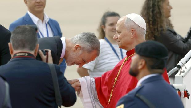 El Rey Felipe recibe al papa León XIV a su llegada al aeropuerto de Adolfo Suárez Madrid-Barajas