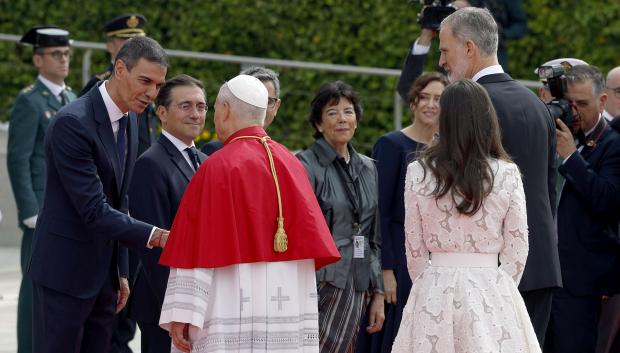 El Papa León XIV es recibido por el presidente del Gobierno, Pedro Sánchez, y por los Reyes de España
