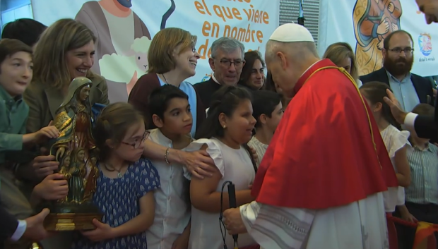 León XIV saluda los niños de la Diócesis de Madrid