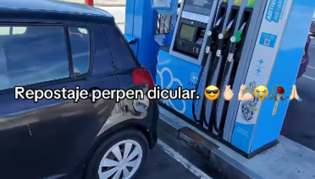 Así es como este conductor reposta en perpendicular
