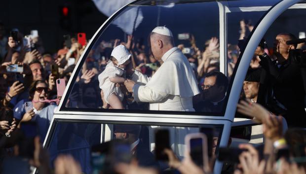 El Papa León XIV saluda a los fieles a su llegada a la Plaza de Lima