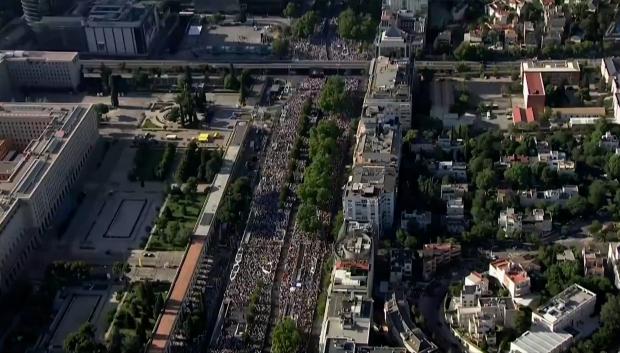 La espectacular imágen aérea de Madrid colapsada por más de medio millón de jóvenes que esperan al Papa en la vigilia