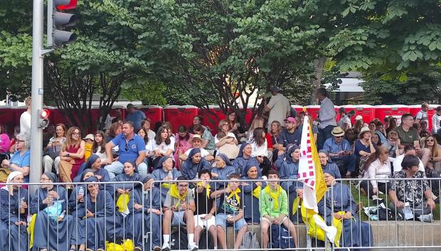 Jóvenes esperan al Papa en los alrededores de Cibeles, en Madrid