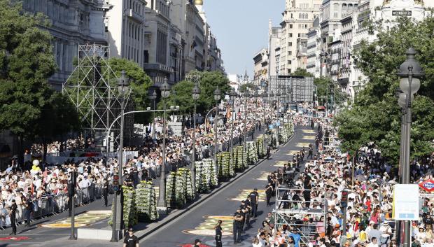 Vista de la calle Alcalá antes de que el papa León XIV presida la misa de Corpus Christi en la plaza de Cibeles