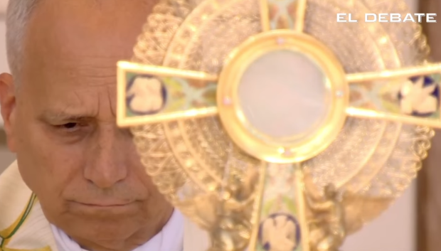 Santo Padre con el Santísimo