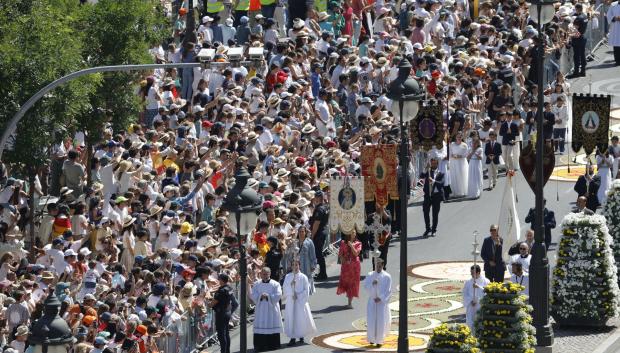 Los fieles observan la procesión del Corpus Christi tras la misa oficiada por papa León XIV este domingo en la Plaza de Cibeles de Madrid