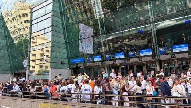 Decenas de personas esperan a las puertas del Movistar Arena para ver al Papa