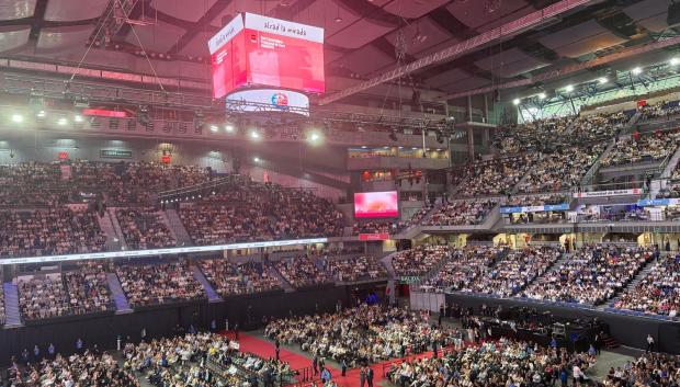 Imagen del Movistar Arena lleno a la espera de que llegue el Papa