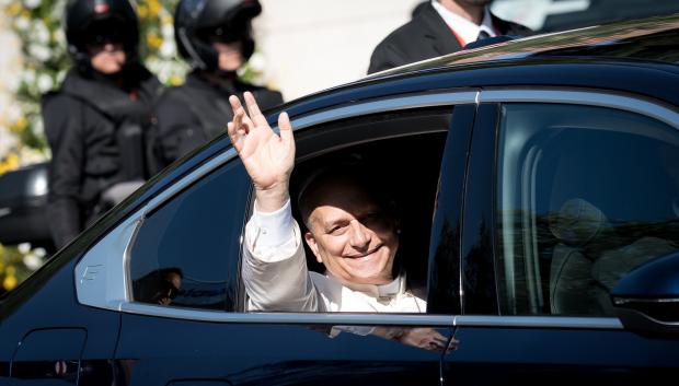 El Papa León XIV sale de la sede de la Nunciatura Apostólica, a 6 de junio de 2026