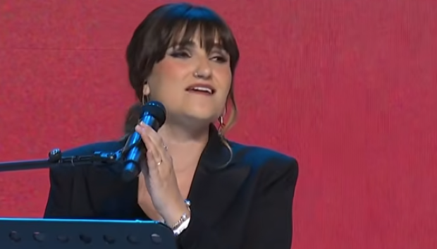 Rozalén, durante su actuación ante el Papa