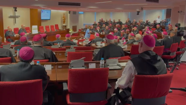 Obispos en la sede de la Conferencia Episcopal mientras esperan a León XIV