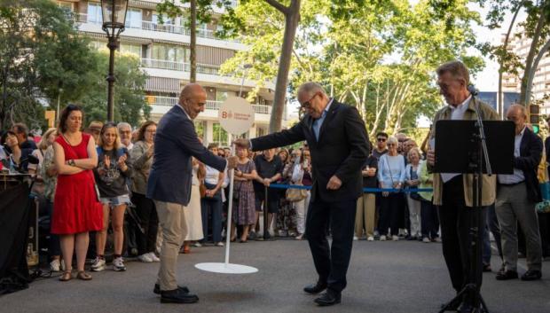 Un momento del acto de inauguración de la placa