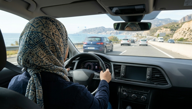 Conductora de Marruecos al volante de un vehículo