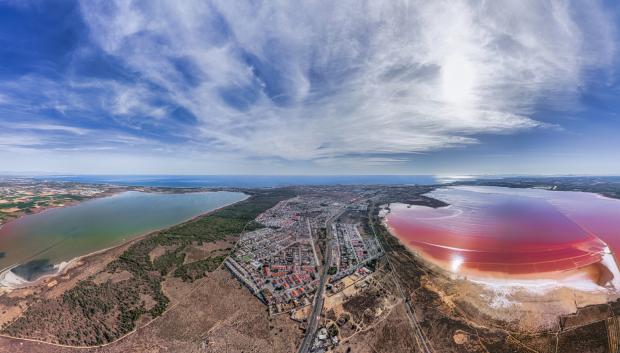 Vista aérea de las salinas de Torrevieja en la provincia de Alicante, España