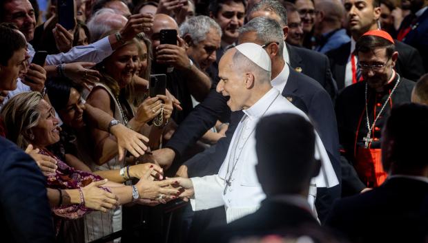El Papa León durante el encuentro 'Tejer redes con el mundo de la cultura, la educación, la empresa y el deporte', en el Movistar Arena