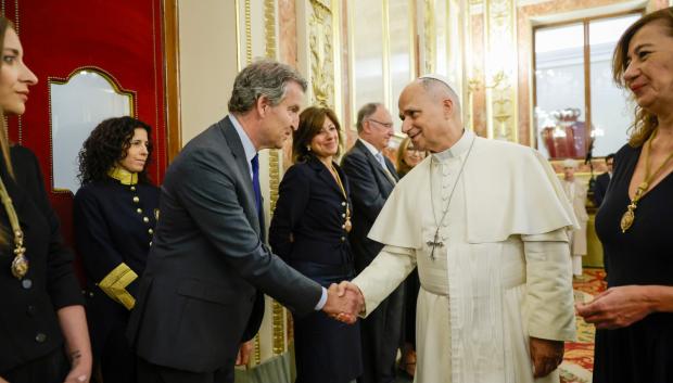 El Papa León XIV saluda a Alberto Núñez Feijóo