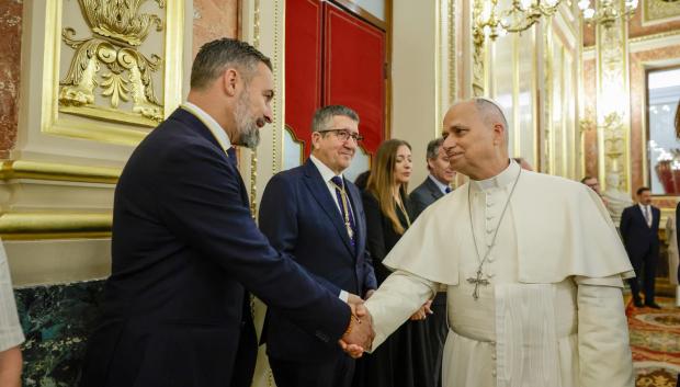 El Papa León XIV saluda a Santiago Abascal