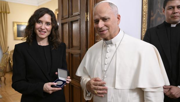 El Papa León XIV con la presidenta de la Comunidad de Madrid, Isabel Díaz Ayuso