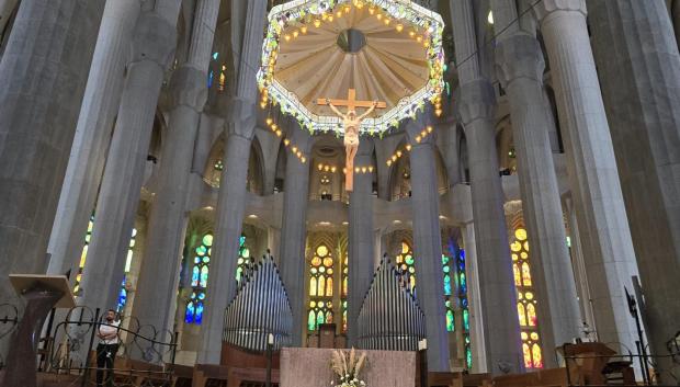 El altar mayor de la Sagrada Familia, con el baldaquino puesto a punto para la ocasión