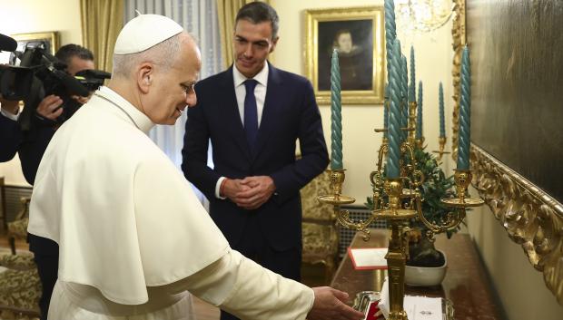 Pedro Sánchez en la Nunciatura Apostólica, junto al Papa