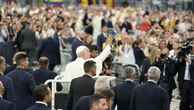 El Papa León XIV a su llegada al encuentro con la comunidad diocesana, en el Estadio Bernabéu, a 8 de junio de 2026, en Madrid (España). El acto se articula en cuatro bloques (bienvenida, presentación de la vida de la Iglesia, parte festiva y encuentro final con el Papa), con actuaciones musicales, orquesta, coro de unas 1.000 voces y un centenar de bailarines.

A. Pérez Meca/Europa Press/Pool / Europa Press
08 JUNIO 2026;PAPA;LEÓN XIV;MADRID;ESPAÑA;VISITA;ENCUENTRO;BERNABÉU;COMUNIDAD DIOCESANA;
08/6/2026